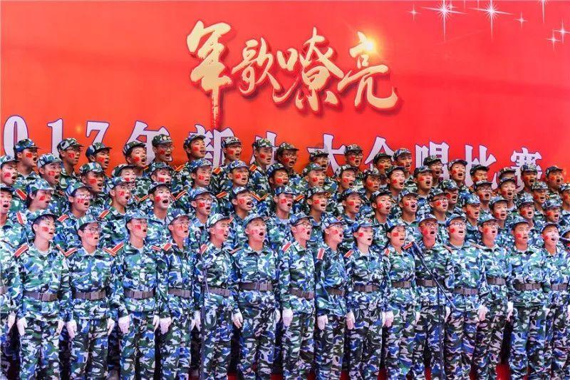 我是男的，男同事很认真的告诉我，他爱我，而且说了好几次，经常约我，我都拒绝了，我该怎么办呢？